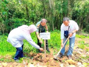 Perhutani KPH Lawu DS melakukan Tanam 100 Pohon Trembesi di Lokasi Wisata Mentari Hill