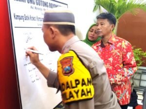 Kapolsek Tegalsari Surabaya Dan Ketua Ranting Bhayangkari Serta 3 Pilar Meresmikan Program Inovasi Kampung Gotong Royong