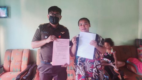 Petugas dari Seksi PBBBR Kejari Batu Melaksanakan Pengembalian Barang Bukti Yang Sudah Memiliki Kekuatan Hukum Tetap