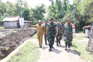 Bupati Gresik bersama Dandim 0817 Gresik meninjau lokasi TMMD di Desa Kramat Gresik