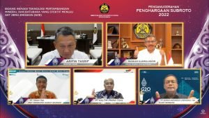 Menteri ESDM Arifin Tasrif (kiri atas), Direktur Utama SIG Donny Arsal (kanan bawah), bersama penerima Penghargaan Subroto Bidang Inovasi Teknologi Pertambangan Mineral dan Batubara yang Efektif Menuju Net Zero Emission (NZE) pada acara Penganugerahan Penghargaan Subroto 2022 yang digelar secara virtual, Selasa (4/10).