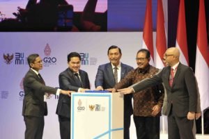 Menteri BUMN Erick Thohir (kedua kiri), Wakil Menteri BUMN I Pahala Nugraha Mansury (kiri) pada acara State Owned Enterprises (SOE) International Conference di Bali Nusa Dua Convention Center, Senin (17/10).