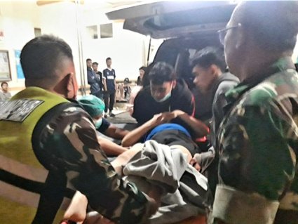 Anggota TNI-AD Evakuasi Korban Insiden Kanjuruhan Malang