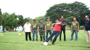 Panser Cup XIV KIKAV 3 TSC, Bupati Gus Muhdlor Buka Turnamen Sepakbola Ditandai Dengan Tendangan Bola Pertama