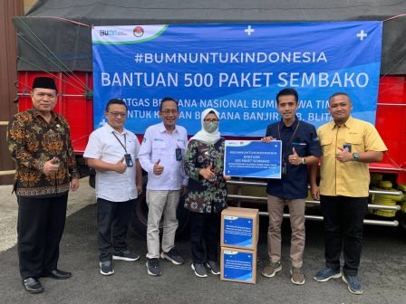 Penyerahan bantuan paket Sembako dari Satgas Bencana Nasional BUMN Jawa Timur untuk korban banjir di Blitar dan Trenggalek