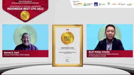 DKU PG, Budi Wahju Soesilo saat menerima award Best CFO 2022 dari SWA Media Group