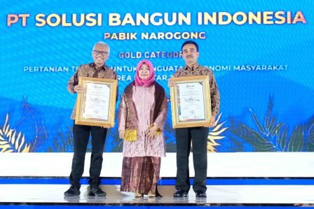Direktur Manufacturing SBI, Soni Asrul Sani (kiri) saat menerima penghargaan kategori Gold untuk dua program pada ajang Indonesian SDGs Award (ISDA) 2022 di Hotel The Ritz Carlton, Jakarta, Selasa (22/11).