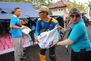 Penyerahan bantuan kebutuhan pokok SIG di Posko Satgas BUMN Jawa Barat, Kabupaten Cianjur, Jawa Barat.