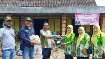 Peduli Korban Banjir, Perhutani KPH Saradan Bersama IIK Berikan Bantuan 120 Paket Sembako di Dusun Kaliklampok