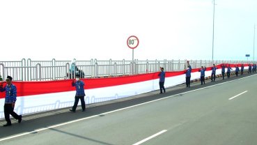 Memperingati 10 November 2022 Polres Bangkalan Mengamankan Pembentangan Bendera Merah Putih Sepanjang 3.219 M di Suramadu