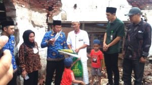 Korban Bencana Alam, Wabup Sidoarjo Berikan Bantuan Kepada Warga Yang Rumahnya Ambruk