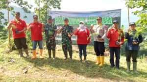 Dalam Rangka Peringati HMPI, Perhutani Lawu Ds Bersama Forkopimcam Slahung Hijaukan Lahan di Ponorogo