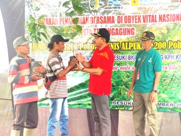 Perhutani KPH Kediri Bersama Stakeholder Tanam Pohon 5.500 Plances di Tulungagung