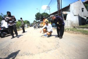 Tahun 2023 Bakal Di Betonisasi, Wabup Sidoarjo Sidak Pengaspalan Jalan Rusak