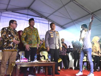 Harjasda ke-164 Tahun 2023 Warga Sidoarjo Dihibur Denny Caknan dan Charly, Bupati Gus Muhdlor Kenalkan Layanan Aplikasi Sipraja