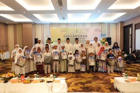 Foto bersama Anak Yatim Yayasan Ar Rohmah Manyar dan Yayasan Raudhatul Yatim Randu Agung Kebomas