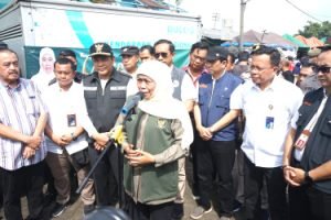 Gelontorkan 10 Ton Beras Wabup Sidoarjo Dampingi Gubernur Jatim Tinjau Operasi Pasar Murah di Taman