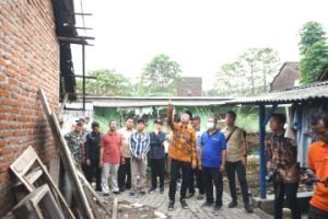 Hujan Deras Disertai Angin Puting Beliung, Gus Muhdlor Pastikan Warga Korban Puting Beliung di Tanjungsari Taman Dapat Bantuan