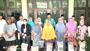 Bupati Sidoarjo Laksanakan Safari Ramadhan Beserta Dinas Sosial, Bagikan Beras Seberat 10 Kg Kepada Ratusan Warga