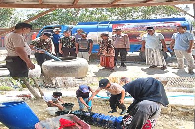 Eks Brimob Nusantara Polres Sampang Salurkan Air Bersih
