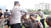 Surabaya, Panjinusantara.com - Di akhir tahun 2023 ini, menjadi momen istimewa bagi 2.925 personil Polda Jawa Timur, yang telah menerima kenaikan pangkat. Kapolda Jatim, Irjen Pol Drs Imam Sugianto, M.Si. memimpin pelaksanaan upacara Kenaikan Pangkat Anggota Polri Periode 1 Januari 2024, dan PNS Polri Oktober 2023, di Lapangan Upacara Mapolda Jatim, Minggu (31/12/2023). Selain Kapolda Jatim, kegiatan ini juga dihadiri oleh Wakapolda Jatim Brigjen Akhmad Yusep Gunawan, dan juga Pejabat Utama (PJU) Polda Jatim, serta di ikuti oleh seluruh Polres/ta Jajaran. Sejumlah 2.925 Personel yang mendapat Korps Raport itu terdiri dari, AKBP ke KOMBES ada tiga personi yakni Akbp Elijas Hendrajana, Akbp Christian Tobing, dan ⁠Akbp Nanang Haryono. Sedangkan pangkat Kompol ke Akbp, antaralain: 30 personil, Akp ke Kompol : 116 personil, Iptu ke Akp : 279 personil, Ipda ke Iptu : 288 personil, Aiptu ke Ipda : 64 personil (Pengabdian), Aipda ke Aiptu : 605 personil, Bripka ke Aipda : 119 personil, Brigpol ke Bripka : 236 personil, Briptu ke Brigpol: 1.034 personil, Bripda ke Briptu : 73 personil, Bharatu ke Bharaka : 4 personil, PNS Polri: 75 personel. “Kenaikan pangkat ini merupakan wujud perhatian serta penghargaan dari institusi Polri. Kita mengucapkan selamat kepada anggota yang pangkatnya naik,” tandas Irjen Imam Sugianto. Kapolda Jatim, juga berpesan kepada seluruh personel yang telah naik pangkat untuk lebih meningkatkan kinerja dalam melayani Masyarakat. “Dengan kenaikan pangkat setingkat lebih tinggi adalah bertambahnya pula tanggungjawab sebagai anggota Polri,” ucap Kapolda Jatim. Oleh karenanya, Kapolda Jatim meminta kepada para personel, dalam melaksanakan tugas dan wewenangnya lebih mengedapankan tanggungjawab.**@Red Ikuti Berita Online Terupdate: https://panjinusantara.com