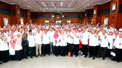 Wali Kota Surabaya, Berikan Penghargaan Kepada Guru dan Kepala Sekolah