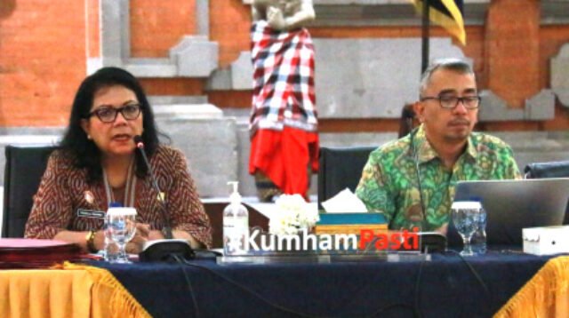 Tegas ! : Kakanwil Kemenkumham Bali Uji Pengetahuan Nasional Kepada 15 Pemohon WNI