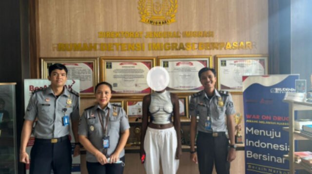 Tindak Tegas Pelanggar Keimigrasian: Imigrasi Bali Deportasi WNA Asal Rwanda