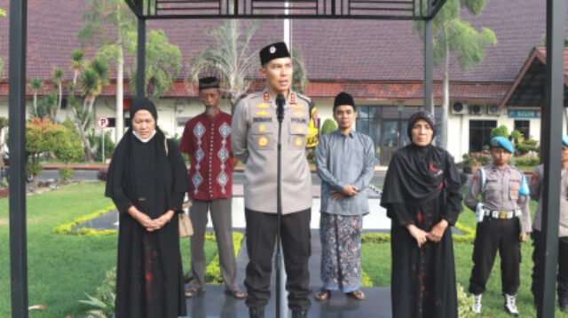 Ibu Briptu Rian, Ikut Doa Bersama di Polres Jombang Untuk Anaknya