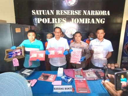 Polisi Ringkus Bandar Narkoba Saat Bersama Pemandu Lagu