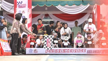 Tingkah Gemas Balita Dalam Push Bike Race Satlantas Polrestabes Surabaya Di Hari Bhayangkara ke - 78