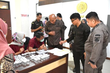 Kejari Tanjung Perak Tes Urine 121 Pegawai untuk Berantas Narkoba