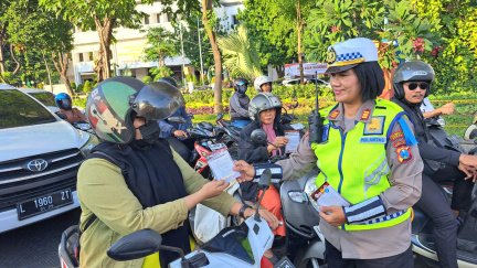 Sosialisasi Operasi Patuh Semeru 2024: Satlantas Polrestabes Surabaya, Berikan Edukasi Dan Bagi-Bagi Brosur