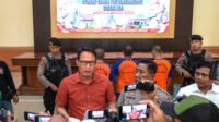 Tim Gabungan Polres Jombang Bersama Dengan TNI, Gerebek Arena Judi Sabung Ayam di Tambakberas Jombang