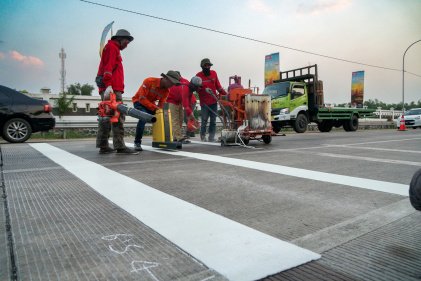 Antisipasi Balap Liar, Polisi Pasang Garis Kejut di Jalur Arteri Perak Jombang