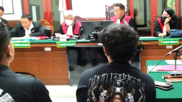 Hakim Mintak Hadirkan Saksi Yang Melihat Pelaku Pelemparan, Empat Terdakwa Seporter Bonek Berpotensi Bebas