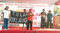 Eks Wali Kota Tri Rismaharini, Membuka Acara Jalan Sehat Dengan Membawa Bendera Tolak Reklamasi