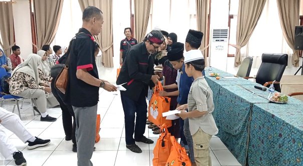 Wakil Bupati Gresik Luncurkan Buku Antologi Pelajar dan Santunan Anak Yatim Warnai HUT Media Panjinasional