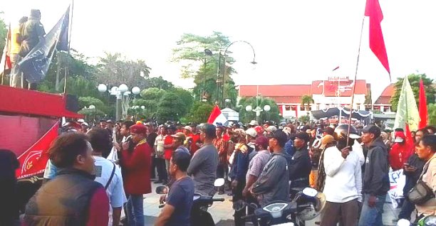 Demo Warga Pesisir Pantai Bersama Mahasiswa Tolak Reklamasi Di DPRD JATIM dan Kantor Wali Kota