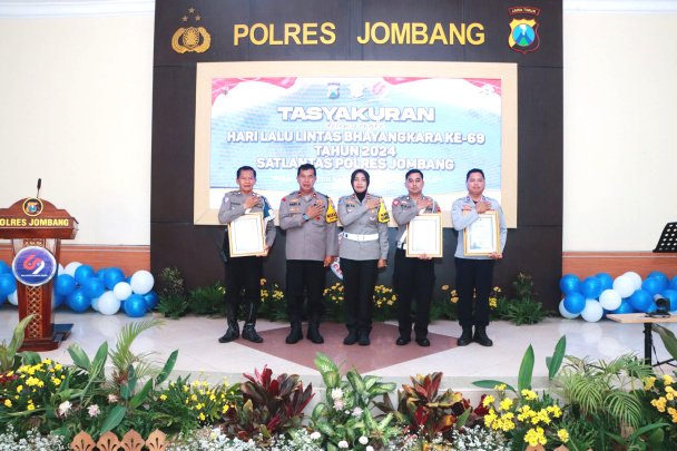 Polres Jombang Adakan Tasyakuran Peringatan HUT Lalu Lintas Bhayangkara ke-69, dan Berikan Penghargaan Kepada Anggota Berprestasi