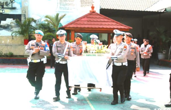 Polres Jombang Berikan Kejutan Nasi Tumpeng di Hari Ulang Tahun ke-79 TNI