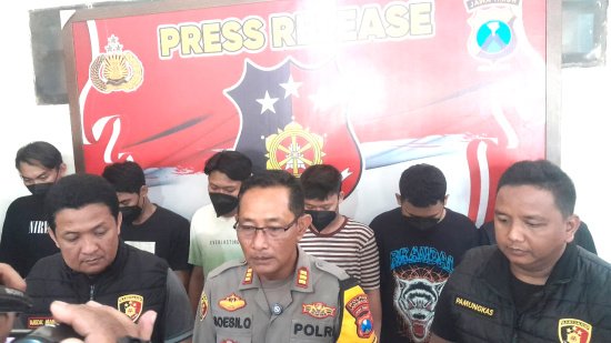 Usia Minuman Miras, Pegawai koperasi melakukan kekerasan di muka umum di megaluh jombang