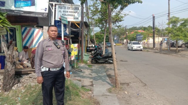 Anggota Satlantas Polrestabes Surabaya, Stay Tutup Akses Ruang Gerak Calo Diarea Satpas Colombo