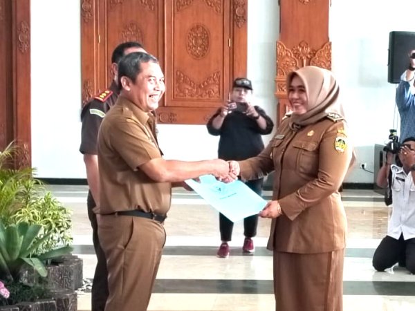 Pj Bupati Menyampaikan Hasil Evaluasi Rancangan Perdes APBDes 2025, Kades se-Kabupaten Madiun Teken Pakta Integritas