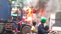 Diduga Akibat Korsleting, Truk Trailer Terbakar di Jalan Perak Timur Surabaya