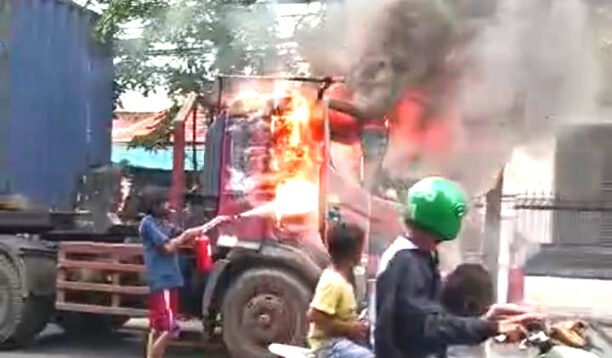 Diduga Akibat Korsleting, Truk Trailer Terbakar di Jalan Perak Timur Surabaya