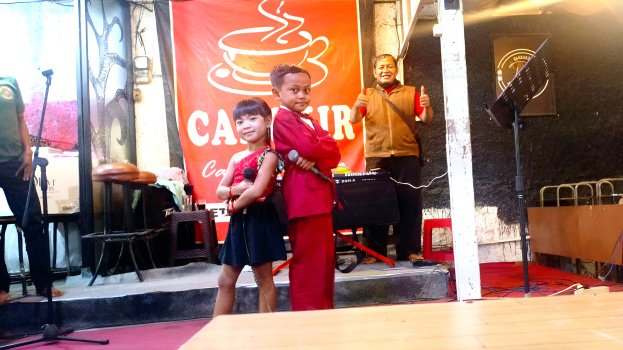 Viral !. Aksi Arbela Permata dan Kalif Ardiansyah di Cafe and Resto Cangkir Surabaya Menghibur Pengunjung