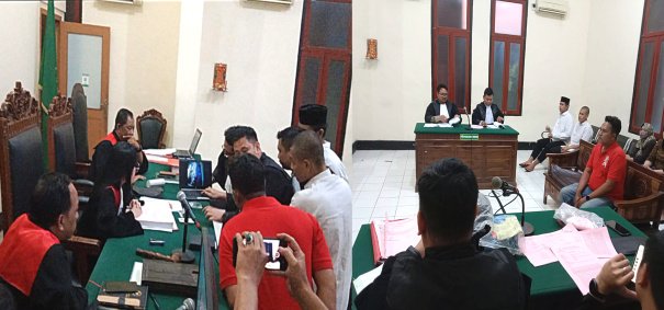 Sidang Pengeroyokan di PN Surabaya: Terdakwa Keberatan atas Keterangan Saksi Penangkap, Diduga Saksi Jawab Kebingungan