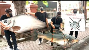 KOPIPA Usung Bangkai Ikan ke PN Surabaya, Aksi Dukung Putusan MA Kasus Ikan Mati Sungai Brantas