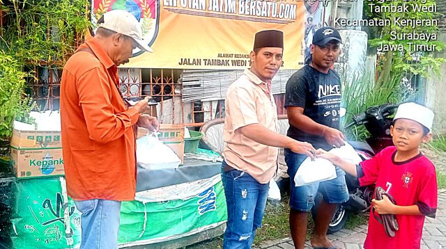 Jumat Berkah: Redaksi LiputanJatimBersatu.com Bagikan 300 Nasi Bungkus Gratis